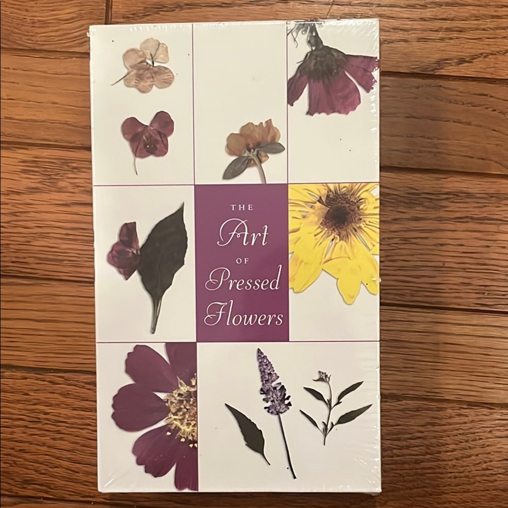 NWT The Art of Pressed Flowers Portfolio